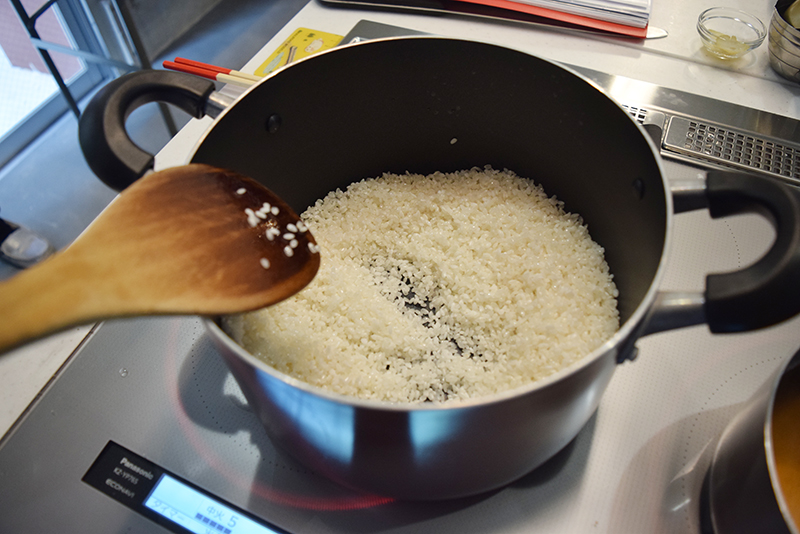 ［沖縄・琉球料理］精進御雑炊　米を炒める