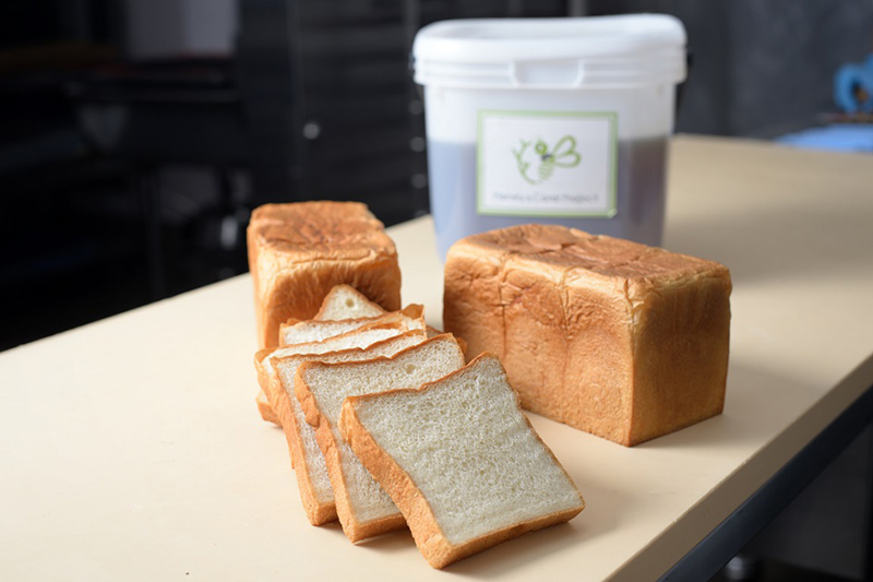 地元の恩納村で採れたはちみつを使った食パン「恩納はちみつパン・ド・ミ」。しっとりもちもち食感