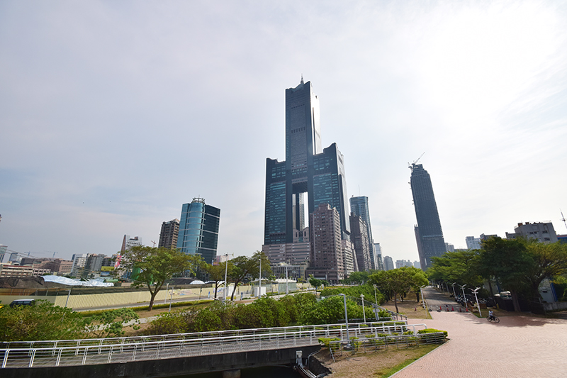 高層ビルが立ち並ぶ高雄の街。中央の「高雄85ビル」は高さが378メートルで、高層階にあるホテルや展望台からは高雄の街が一望できる