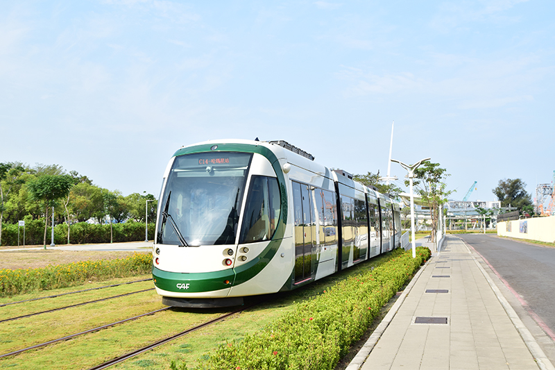 高雄市内を走る次世代型の路面電車・LRT。架線はなく、駅で停車中に充電する