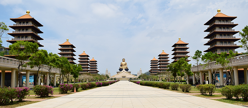 広大な敷地に建つ仏光山の仏陀記念館。金色に輝く巨大な仏像が目を引く
