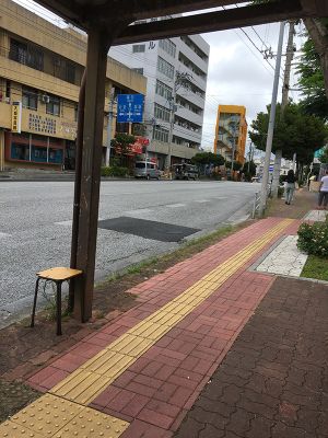  バス停でバスを待っている間の出来事 ｜新城和博のコラム