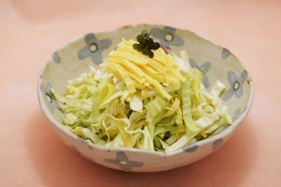 風味爽やか　せん切りキャベツのショウガサラダ｜沖縄のごちそうレシピ