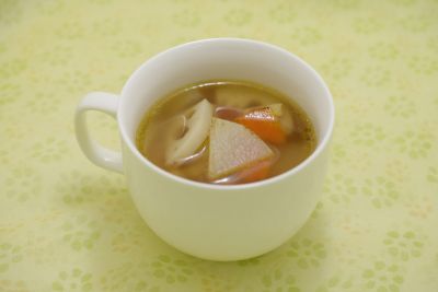 香ばしさが広がる　焼き根菜のスープ｜沖縄のごちそうレシピ