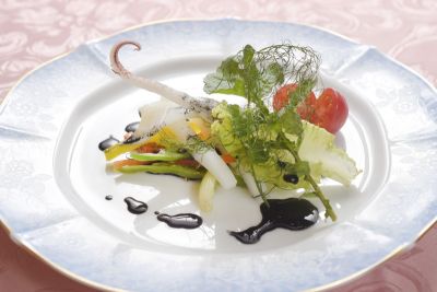 野菜と魚介の春彩るフレンチ「白イカのあぶり焼き 島野菜添え」｜ごちそうレシピ