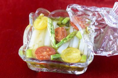 琉球薬膳料理研究家の宮國由紀江さんが教えてくれる薬膳レシピ「トマトとイカのサラダ」