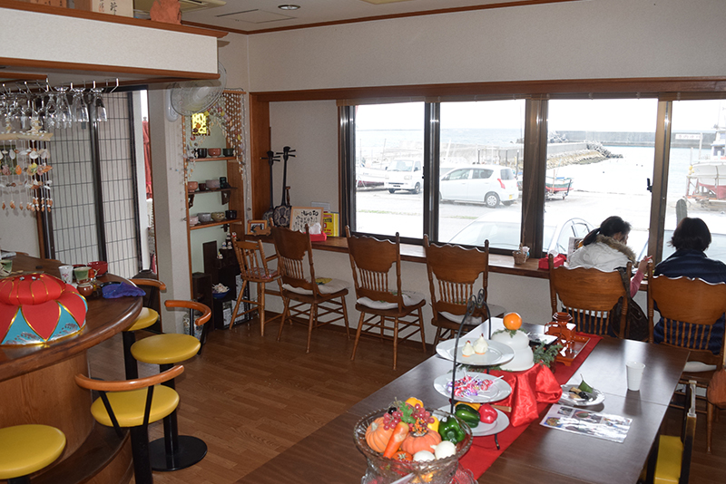 海を眺めながら食事が楽しめる店内。テーブルやカウンターなど全23席ある｜食楽サーチ