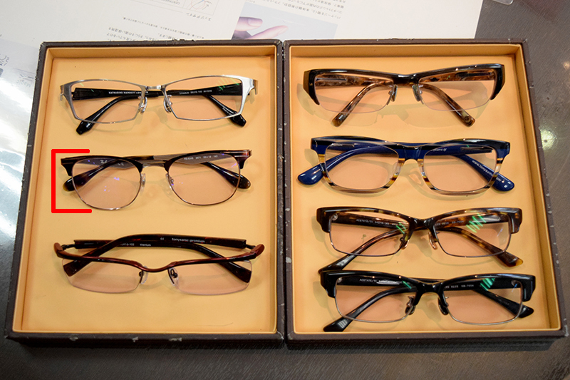 柴田さんの眼鏡コレクションの一部。左側の上から2番目の眼鏡のように赤線部分の幅があるレンズだと柔らかい印象を与えられる