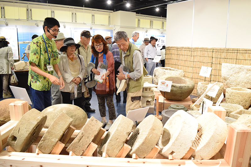 専門の職員から話を聞くこともできる沖縄石の文化博物館