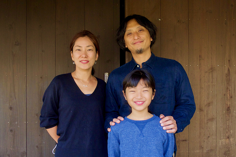 須藤さん（右）と妻の香代子さん、そして二人が「ピッピ」の愛称で呼ぶ小学6年生の一人娘、日和子（ひよりこ）ちゃん