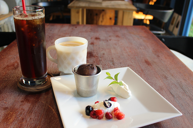 熱々のチョコの「フォンダンショコラ」（350円）と「カフェラテ」、「アイスコーヒー」｜運天食堂
