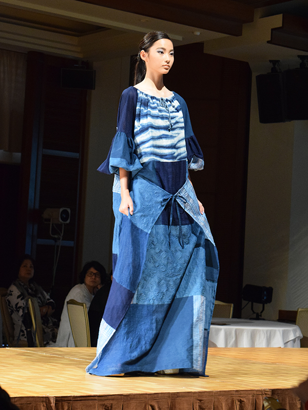 ファッションショーでは琉球藍で染めた作品を紹介