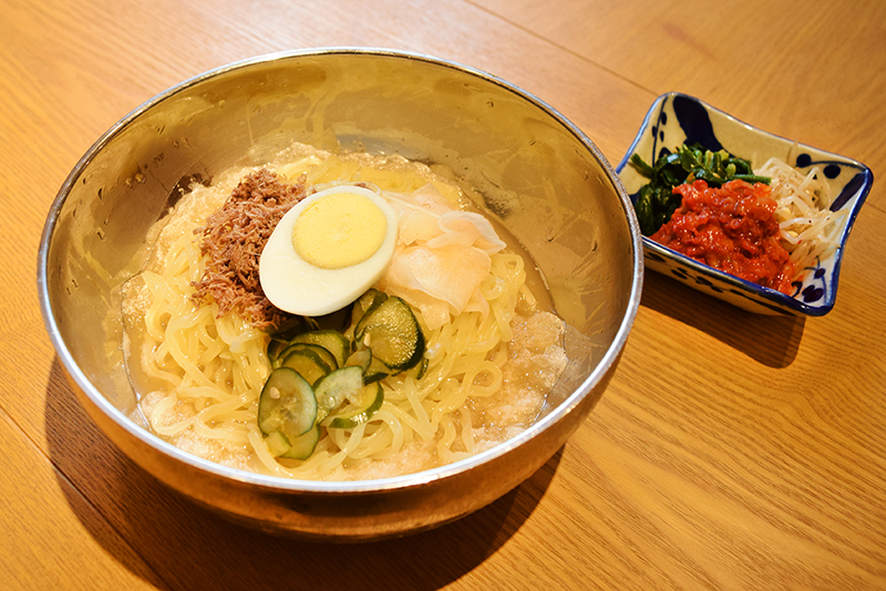 一番人気がある「J-CHAN 冷麺」は夏にぴったりのさっぱりとしたスープが特徴。3種類のナムル付き。ランチタイムには一人で来店する女性やビジネスマンも多い