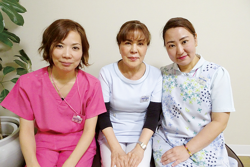 左の吸引治療は上の3人の専門看護師が担当｜当山美容形成外科