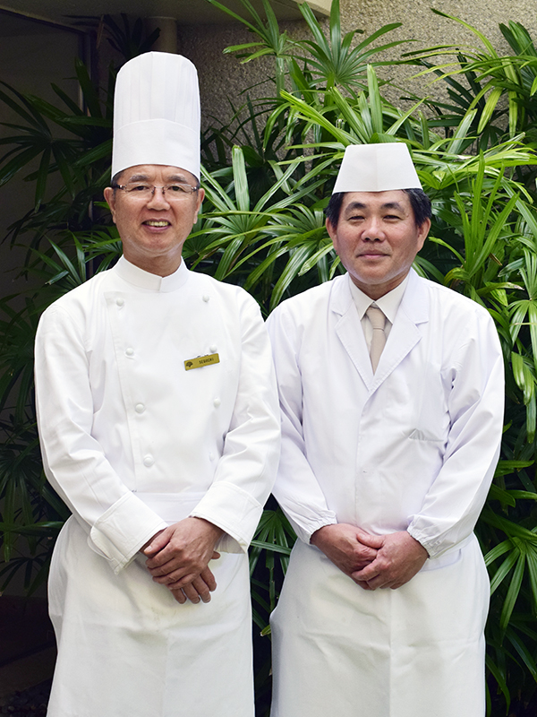 写真右から、上江洲儀克料理長、国際中医薬膳師の瀬口昌克さん