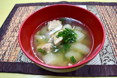 琉球薬膳料理研究家の宮國由紀江さんが教えてくれる薬膳レシピ「豚肉とパパイアのニラスープ」