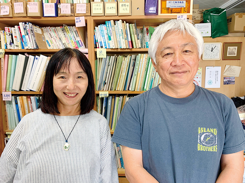 沖縄リサイクル運動市民の会代表の古我知浩さん（右）と福岡智子さん