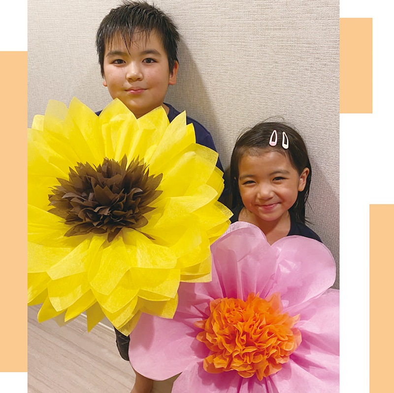 「夏休み親子ジャイアントフラワー教室」では、ひまわりの花を制作する