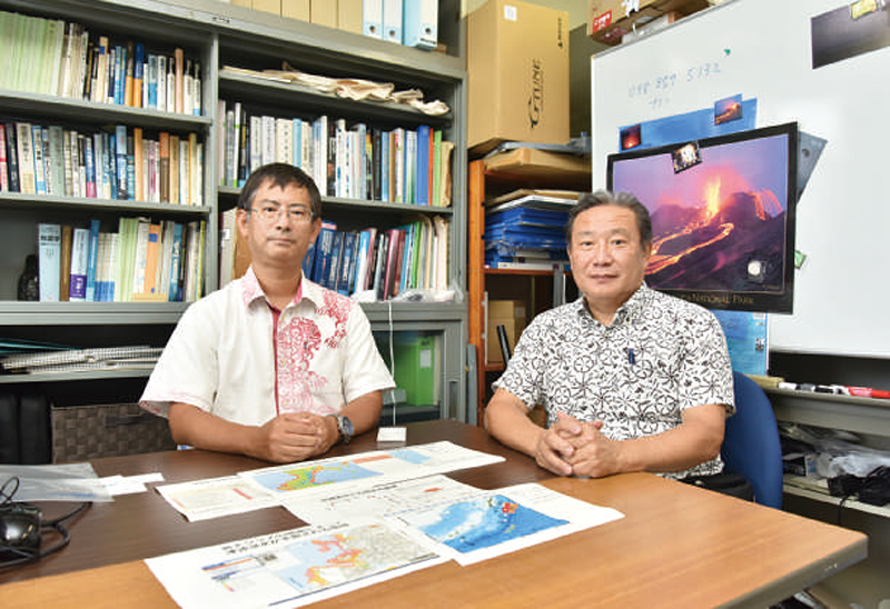 琉球大学理学部の中村衛教授（左）