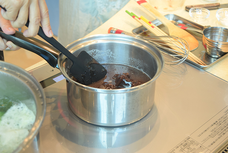 2　１を鍋に入れ、火にかけて煮溶かし、沸騰したらグラニュー糖を加え、再び沸騰した時に小豆あんを入れて＝写真、よく混ぜる。