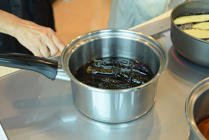 鍋に煮汁のだしと調味料を入れて、ひと煮立ちさせ、１のナスを並べ入れ＝写真、中火にして軽く煮る。ナスは切り込みを入れたところを上に。