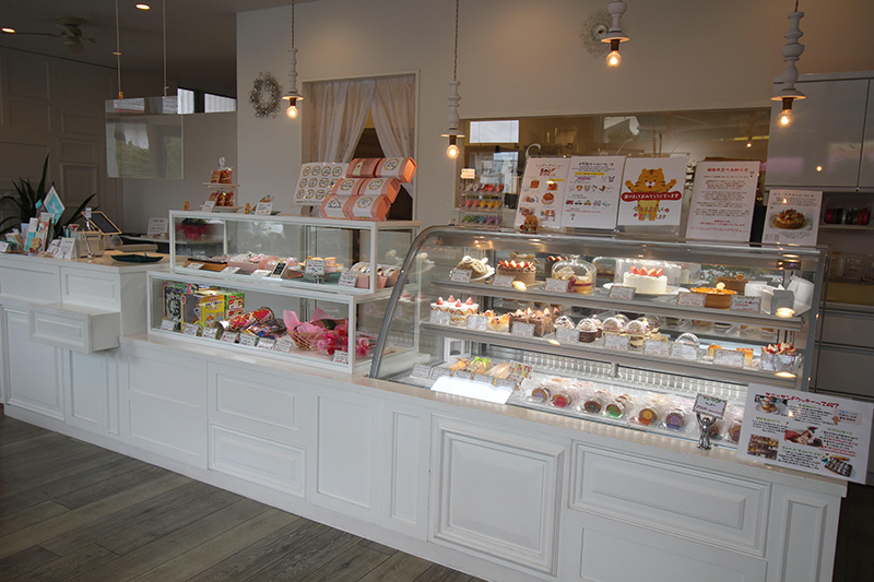 広々とした真っ白な店内には、生菓子や焼き菓子が豊富にそろっている