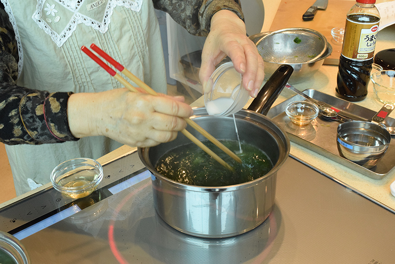 ２　鍋にカツオだしを入れ、煮立ったらアーサと塩、しょうゆを加える。だしで溶いた片栗粉を少しずつ入れて＝写真、ほどよい濃度をつける。