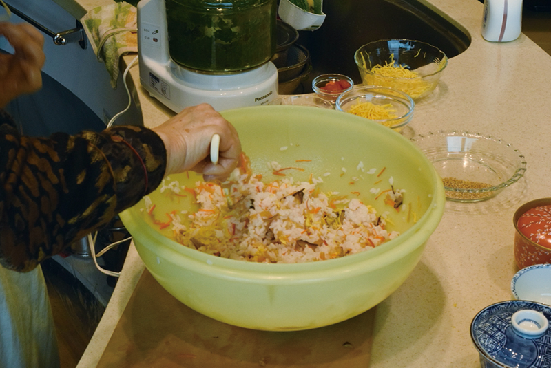 ７　２の酢飯に、かんぴょうやシイタケ、ニンジン、錦糸卵を混ぜ合わせて＝写真＝器に盛り、別でとっておいた錦糸卵、サヤインゲン、新ショウガ、もみのり（または切りのり）を彩りよく盛り付ける。