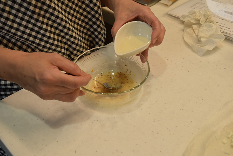 ボウルに粒マスタードと塩、ホワイトペッパー、白ワインビネガーを入れ、よく混ぜ合わせる。最後にサラダ油を少量ずつ加えながら混ぜる＝写真。