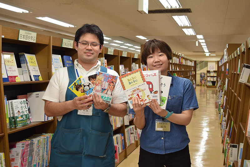 ジュンク堂書店那覇店の城間美咲さん（右）と泉川寛樹さん