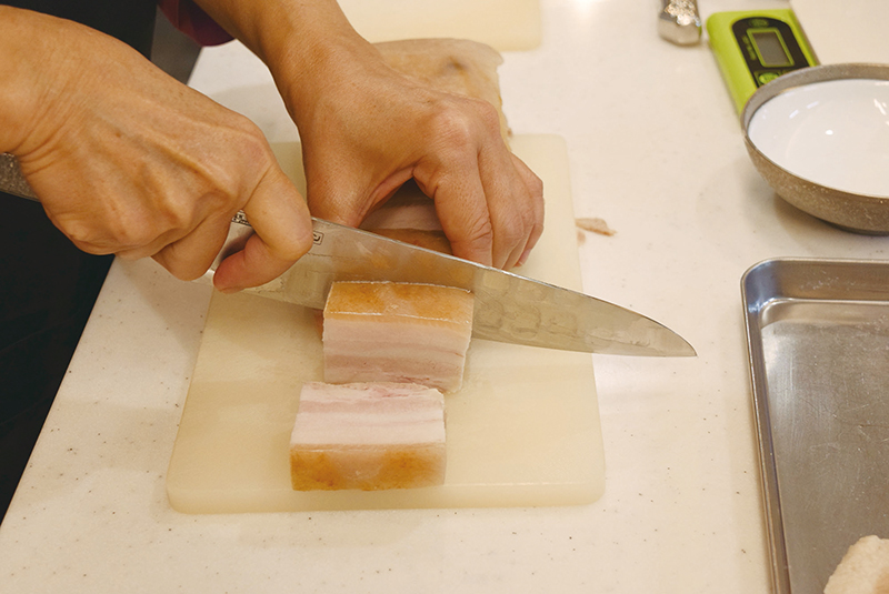 １の豚三枚肉は６～７センチ幅の１．５～２センチ厚さに切る＝写真。または、３～４センチ角に切る。※器に合わせて切るといい。