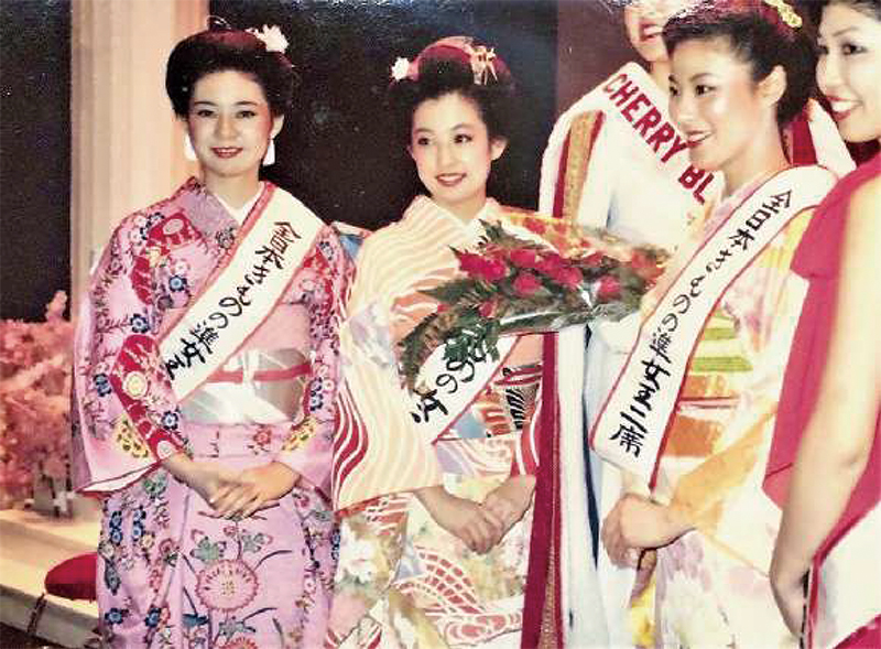 全日本きものの準女王としてアメリカで日系人イベントに参加する赤嶺久美さん