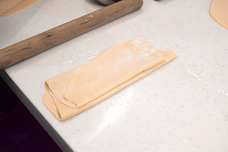 ５　４の麺にまんべんなく打ち粉をまぶし、４～８つ折りに畳んで＝写真＝２～４ミリ幅に切り、さらに打ち粉をしてよくほぐしておく。