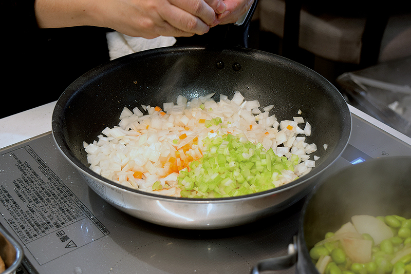 ３のフライパンにバターを足して、Ａの刻み野菜を加え＝写真、野菜がしんなりするまで炒める。