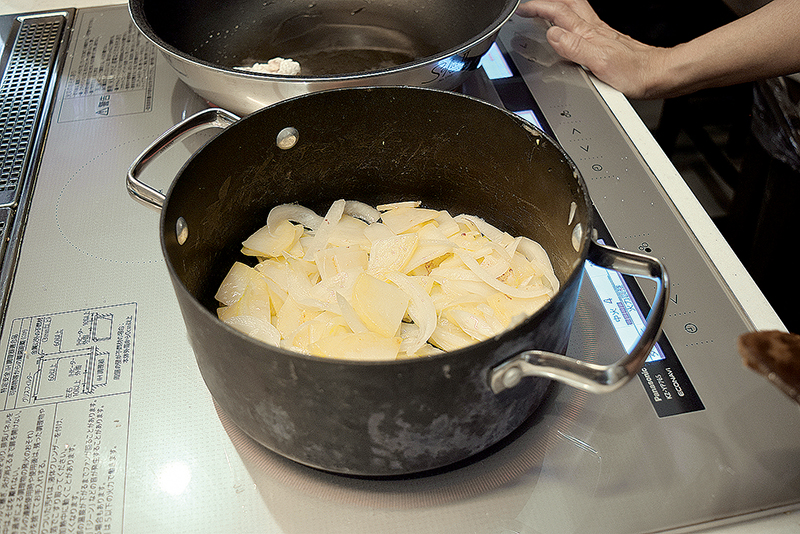 フライパンや鍋にバターを熱し、１を中火で５～６分しんなりするまで炒める＝写真（１）。