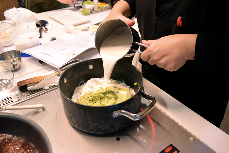 ３を鍋に移し、牛乳を加えて＝写真＝なめらかになるまで混ぜ合わせ、ひと煮立ちさせ、塩、こしょうで味を調える。