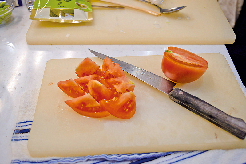 トマトは半分に切って食べやすい大きさにカットする＝写真