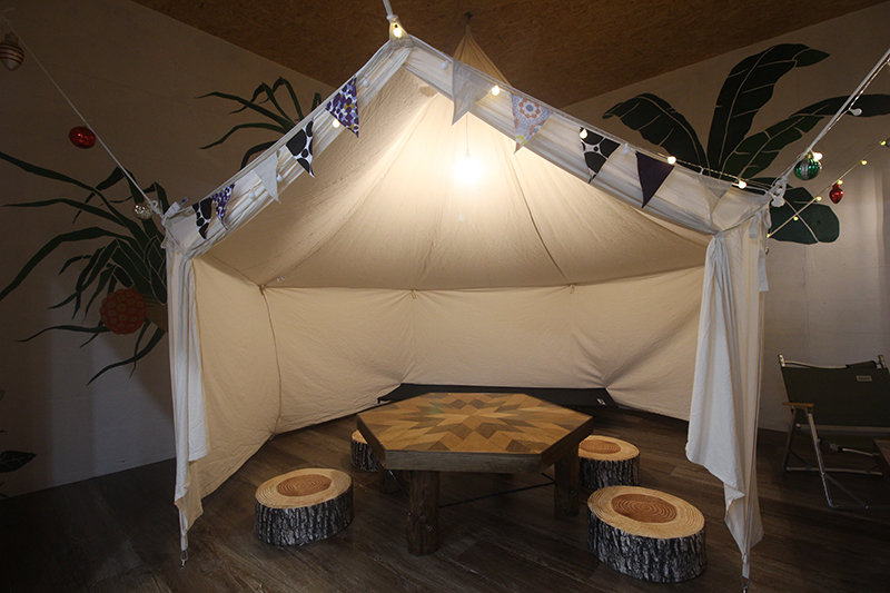 外人住宅を改装した店内に設置されたテントの中で、キャンプ気分を満喫