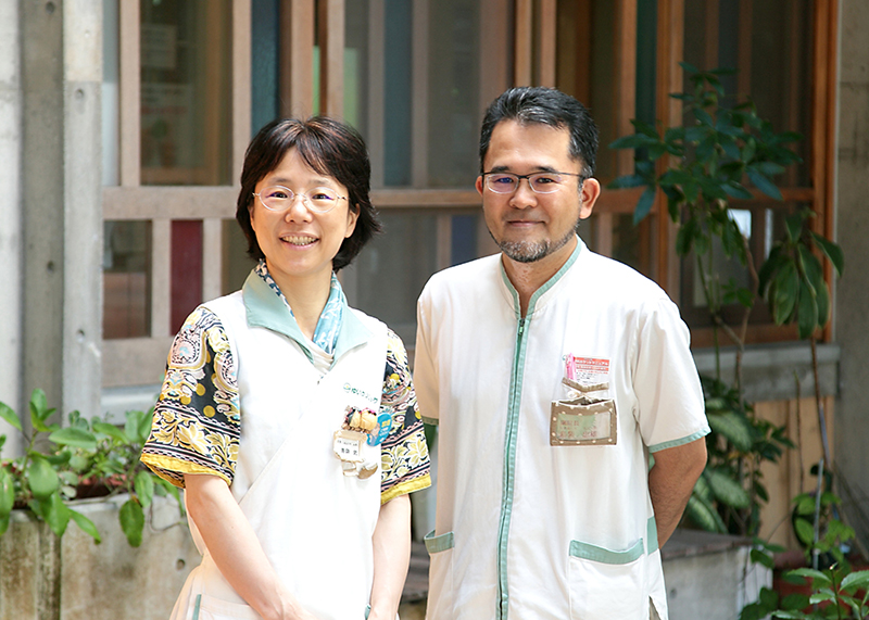 院長 産婦人科 島袋 史さん（左）、理事長 小児科医 島袋 忠雄さん