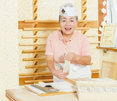 「沖縄で和そばの文化を広めたい」　定年退職後からそば打ちで地域おこしに励む、69歳の女性［彩職賢美］