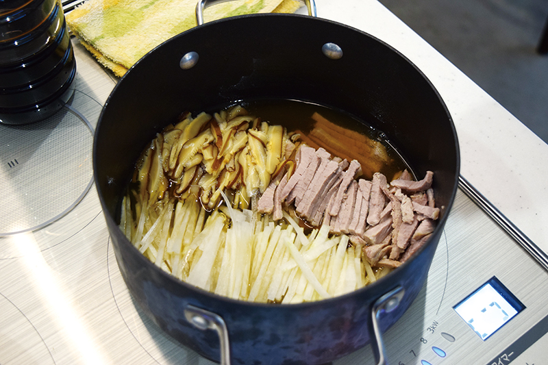 ４　底の広い鍋に分量の具の煮汁を煮立て、２の豚ロース、シイタケ、大根をそれぞれ分けて並べて入れ＝写真、弱火で煮含める。３のからし菜は変色を防ぐために最後に入れる。