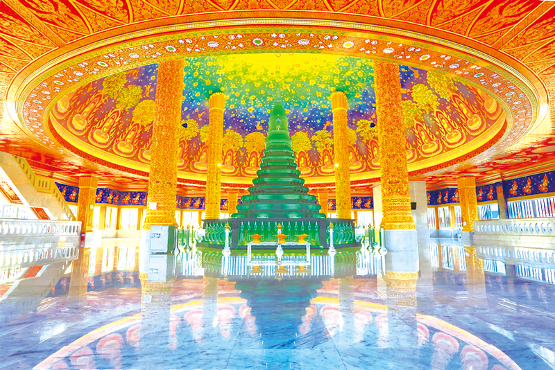 ワット・パークナム。ガラス造りの仏塔は光に照らされて、エメラルド色に輝く。ブッダの生涯図が描かれた天井画も美しい