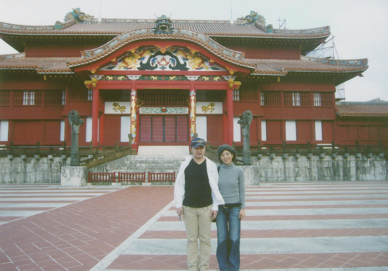 結婚当初、２人で首里城を訪れた時の写真。ゆきのさんの大切な思い出の１枚