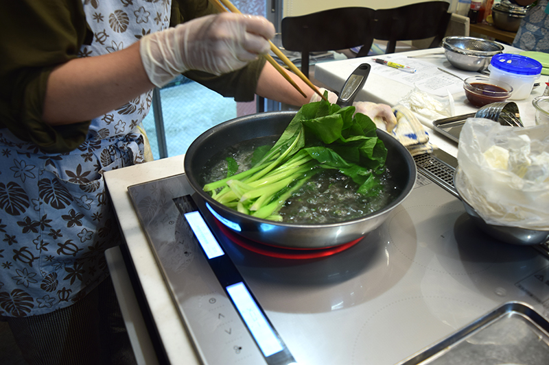 １　青菜は根を切り落とし、根元に十文字に切り込みを入れ（太い場合は切り込みを増やす）、しばらく水に浸しておく。よく水洗いして、たっぷりの熱湯に塩を入れ、根元から先にゆで葉の部分も入れる＝写真。沸騰したら裏返す。再沸騰したら冷水に取りよくさらす。長さ４ｃｍに切り分けて水気を絞る。※小松菜、チンゲンサイはあくが少ないのでゆでずに炒めてもよい。