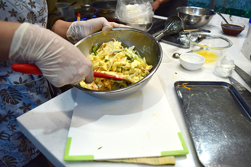 ４　マカロニ、３の卵と水気をよく絞った野菜をマヨネーズソースであえる＝写真。レタスなどを敷いて盛り付ける。