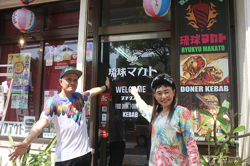 比嘉さん（右）と伊集さんを慕って、音楽好きやミュージシャンが集う店