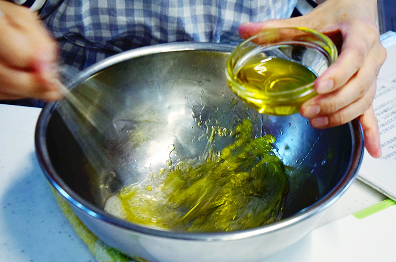 マリネ液を作る。ボウルにＥＸＶオリーブ油以外の調味料を入れて混ぜる。オリーブ油を少量ずつ混ぜ入れる＝写真。