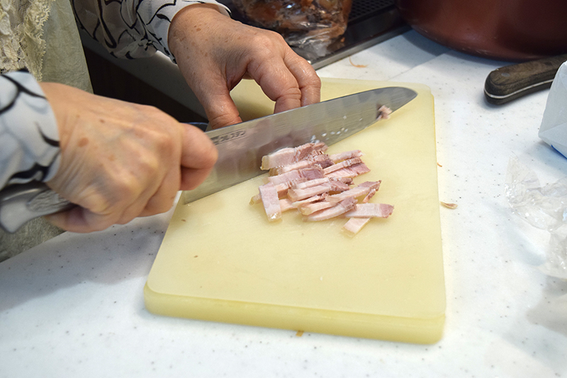 豚三枚肉（または肩ロース）を丸ごとゆでて、長さ４ｃｍの短冊に切る＝写真