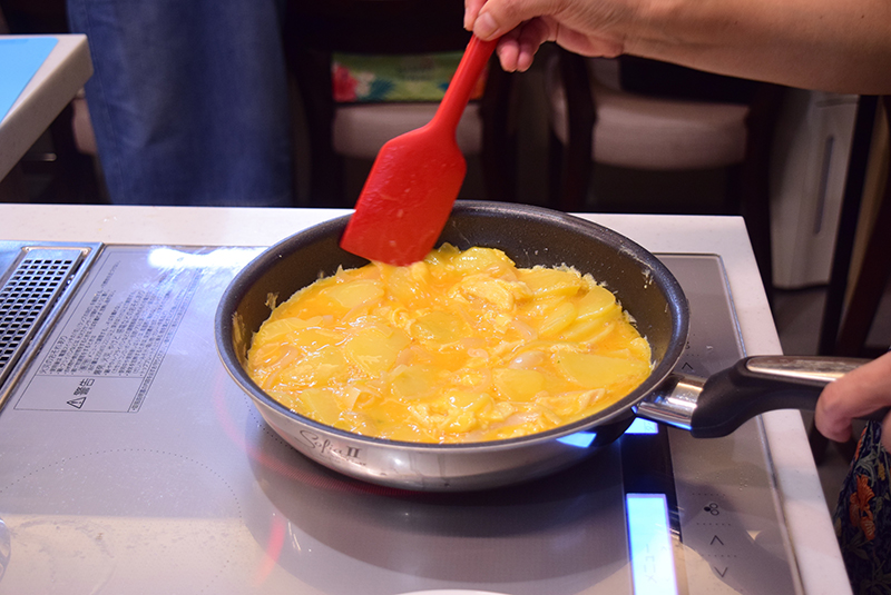 フライパンを熱し、オリーブオイルをなじませる。３を流し入れ、大きく混ぜて半熟状にして＝（３）、形を整えて弱火に落とし、ふたをして焼く。フライパンを揺すって動くまで加熱する。