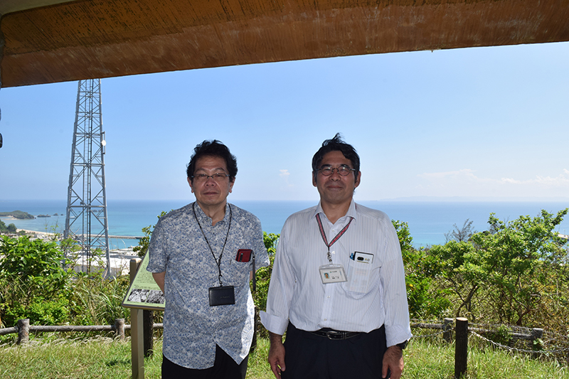 右から、うるま市教育委員会文化財課の前田一舟副主幹、榮野川敦さん
